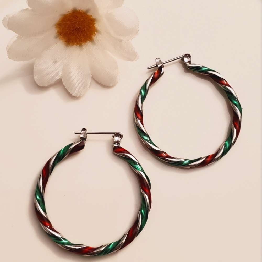 E1 NEW Holiday Wreath Hoop Earrings